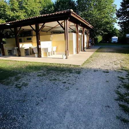 Camping L'îlot Du Chail 2*