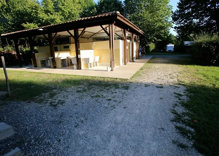 Camping L'ilot Du Chail 2*